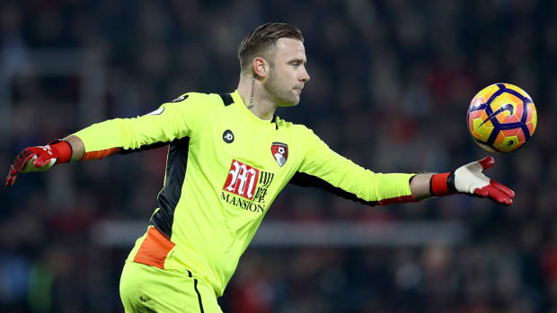 artur-boruc-leicester-save.jpg